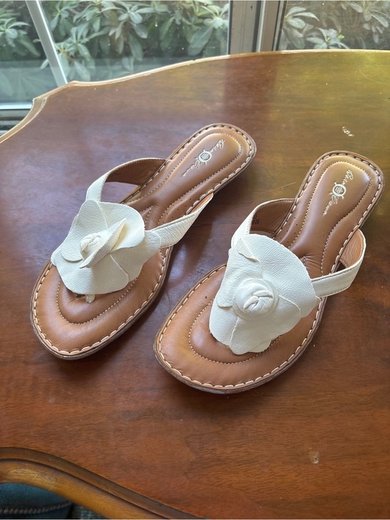 Born Shoes - NIB Børn Crown Begonia Ivory Leather Floral Thong Wedge Sandals  Size 9
W01259